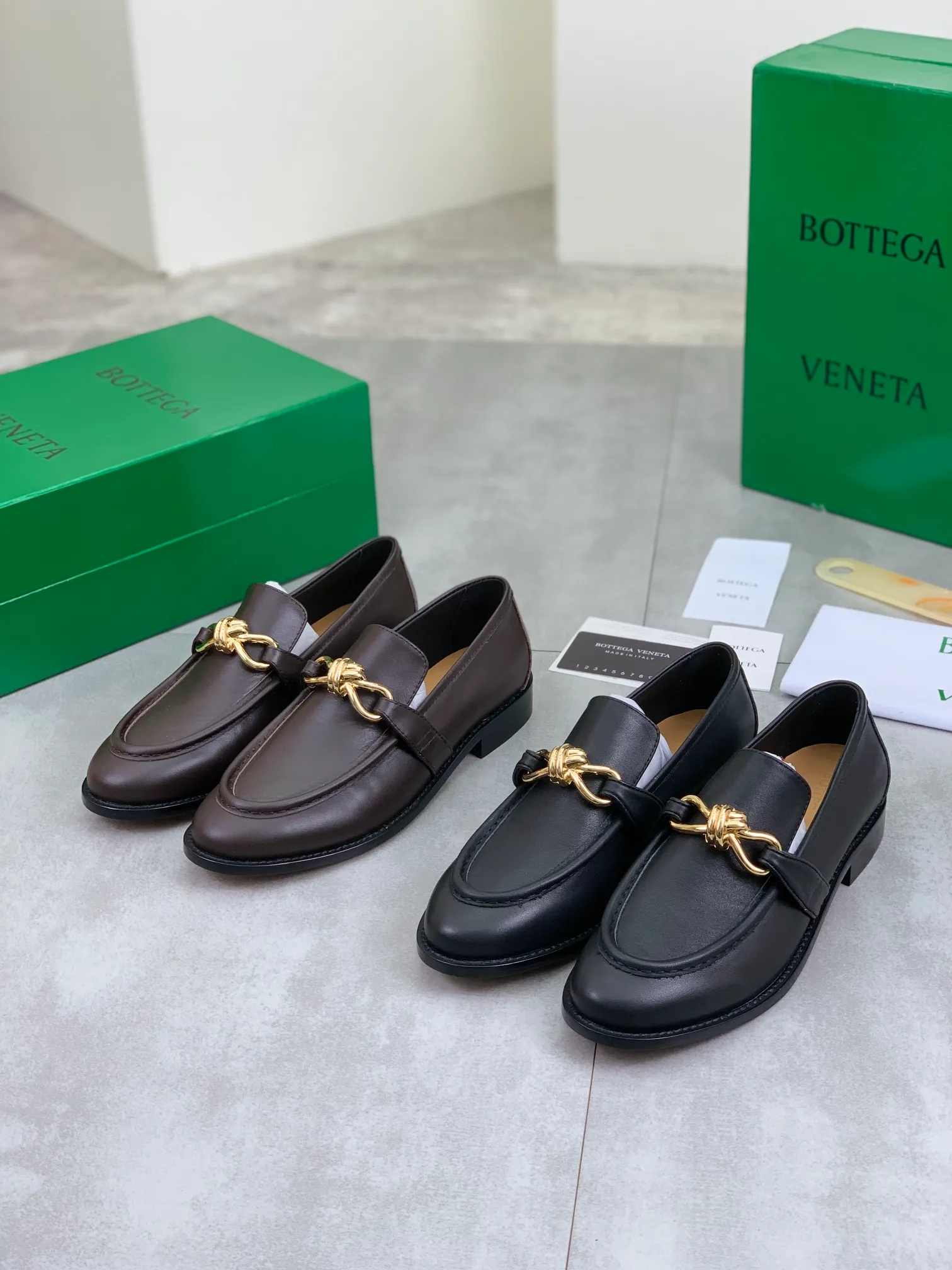 Men's shoes 💰P820 [New model] (genuine leather outsole) water-dyed cow lining 💰High-quality business couple leather shoes 💎💎💎 BOTTEGA VENETA official website synchronizes the latest top version of BV in the market, accept material comparison, shoe type comparison, process comparison, practical and textured, versatile and suitable for any occasion, the more you look at it, the more flavorful it becomes. Purely hand-knitted craftsmanship - Upper material, calfskin imported from Italy 🇮🇹 - High-quality water-dyed cowhide lining - Original private model customized leather outsole -Size: Female 35-39 (40 ordered) Male 39-44 (38 45 can be customized) Color: Multiple colors available